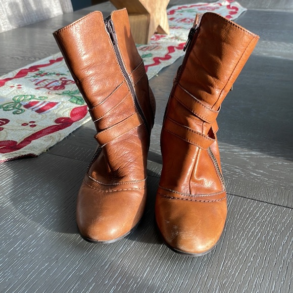 Browns  Brown Weathered look heeled boots with Suede lining . Made in Italy. - Picture 4 of 7